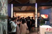 六爻免费百年典藏首渡重洋 124套英国工艺美术运动珍品亮相天津
