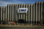 六爻免费陷入丑闻的巴西肉类巨头JBS在美上市 首日开盘报13.65美元