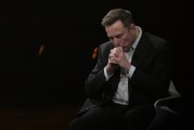 六爻免费特斯拉股价收涨超3%：特朗普无意沟通，马斯克父亲劝儿子低头