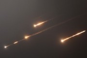 六爻免费伊朗以导弹齐射回应以色列的大规模袭击